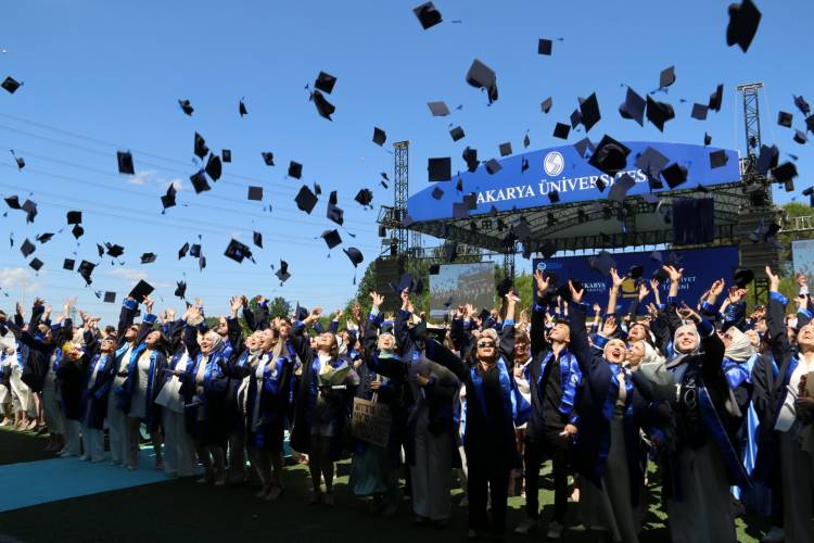 Hukuk Fakültesi 2024-2025 Mezuniyet Töreni Coşkuyla Gerçekleşti